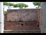 06610 ostia - regio iv - insula v - terme delle sei colonne (iv,v,10-11) - decumanus maximus - bli in das frigidarium (d) - suedwand.jpg